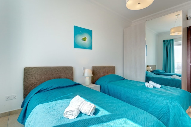 高級住宅地にある海に面した高級アパート、プールあり