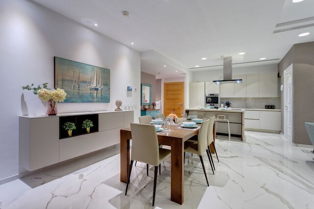 ティニエ ポイントにある高級感あふれるアパート、素晴らしい海の眺望あり