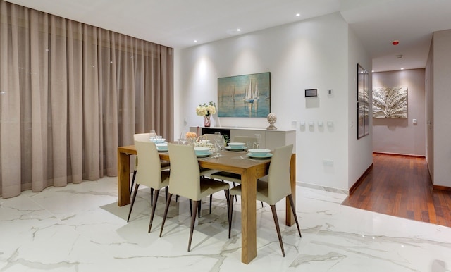 ティニエ ポイントにある高級感あふれるアパート、素晴らしい海の眺望あり