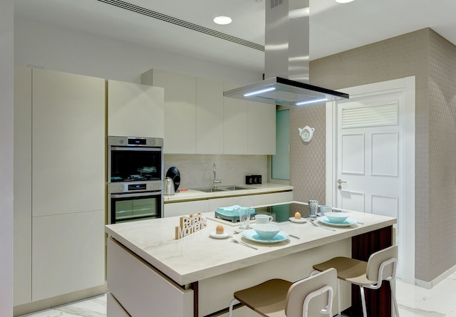 ティニエ ポイントにある高級感あふれるアパート、素晴らしい海の眺望あり