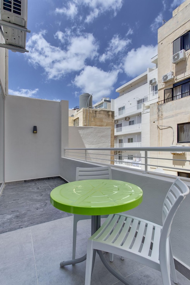 ワン ベッドルーム アパートメン スリマ