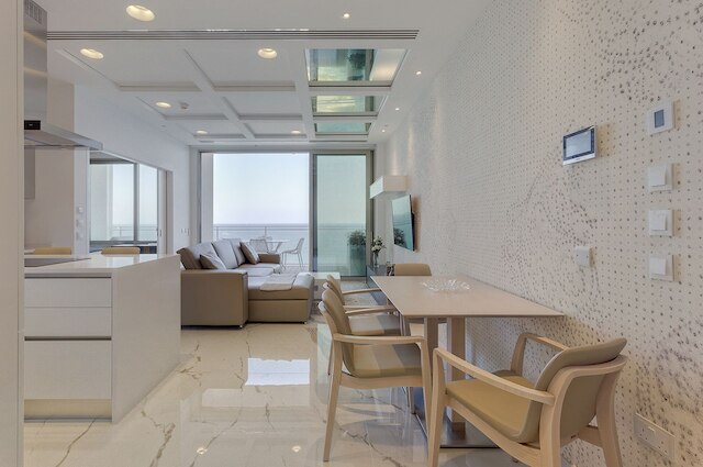 ティニエ ポイントにある高級アパート、海の景色、プールあり