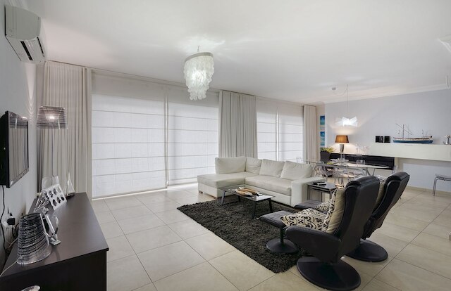 絶好の立地にある高級アパート、横から見える海の景色、プールあり