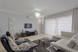 絶好の立地にある高級アパート、横から見える海の景色、プールあり