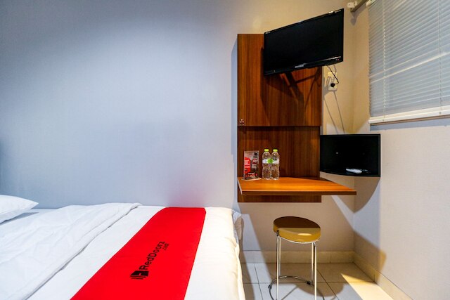 レッドドアーズ ニア ケボン ジェルク ジャカルタ