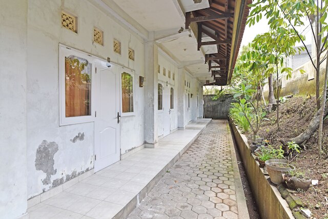 レッドドアーズ アット ジャラン ガトット スブロト デンパサール