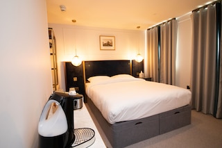 スリー ファルコンズ ホテル