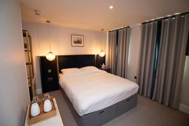 スリー ファルコンズ ホテル