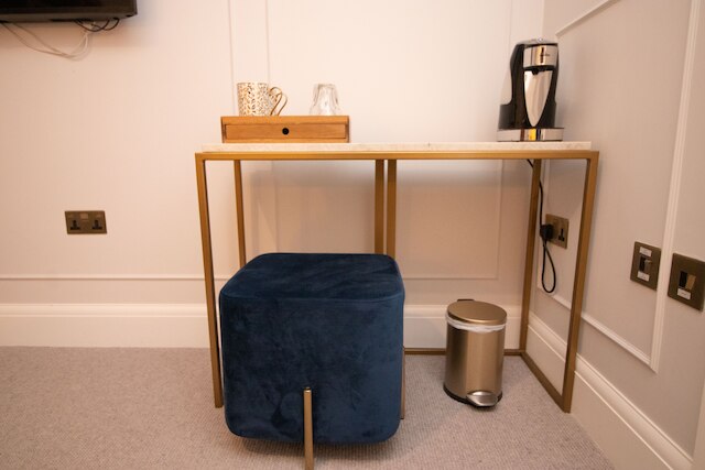 スリー ファルコンズ ホテル