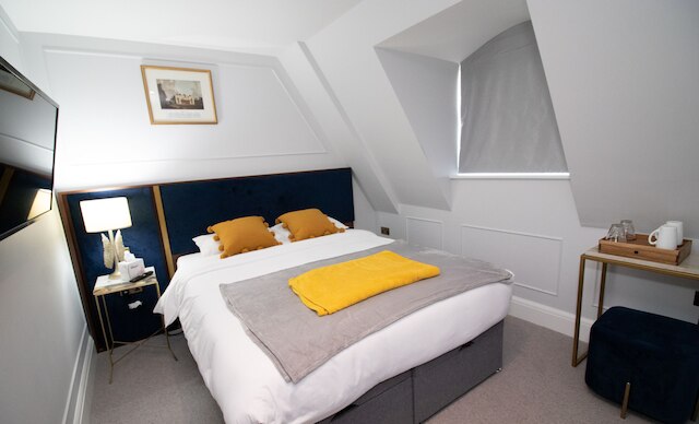 スリー ファルコンズ ホテル