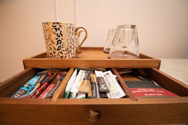 スリー ファルコンズ ホテル