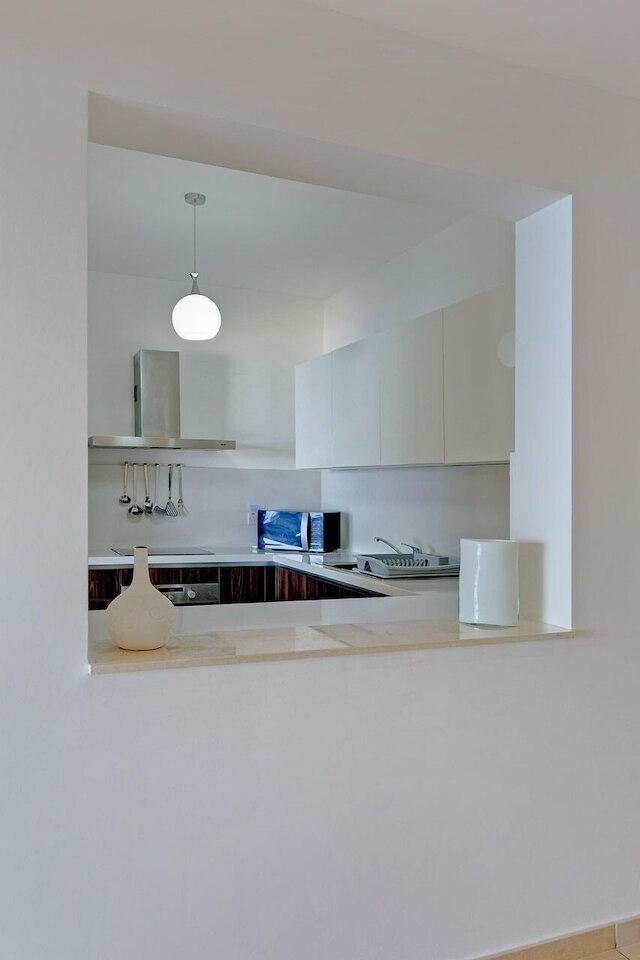 高級住宅地にある海に面した高級アパート、プールあり