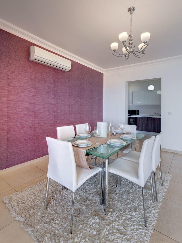 高級住宅地にある海に面した高級アパート、プールあり