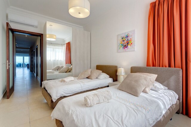 スリーマの高級住宅地にある海に面した高級アパート