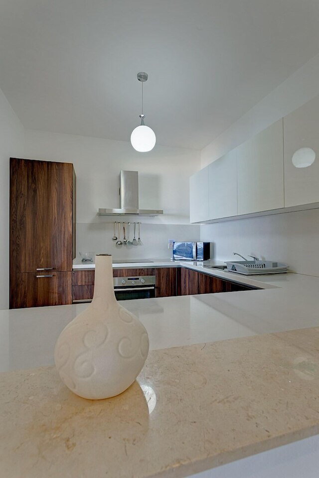 高級住宅地にある海に面した高級アパート、プールあり