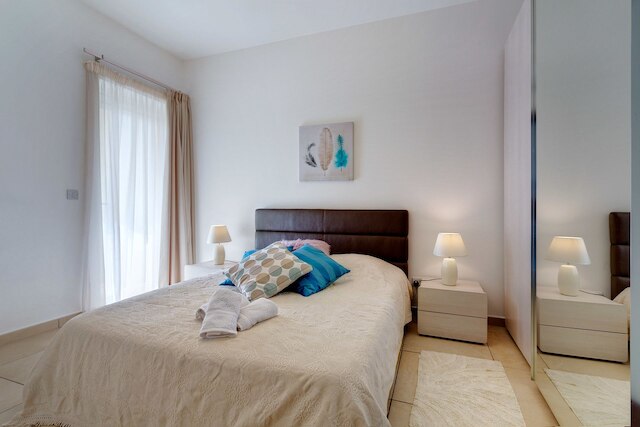 高級住宅地にある海に面した高級アパート、プールあり