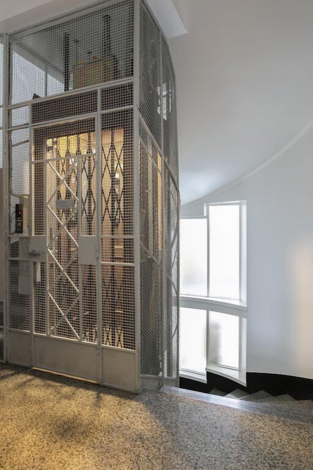 2ンドホームズ ブライト トップ フロア スタジオ イン フレドリキンカトゥ