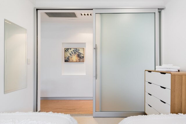 スタジオ 64 オイスター ベイ モダン 3 ベッドルーム