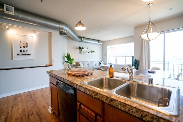 エレガンス & エレベーション : マイル ハイ コンド イン ハイランド