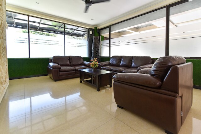 レッドドアーズ プラス ニア モール バリ ガレリア 2