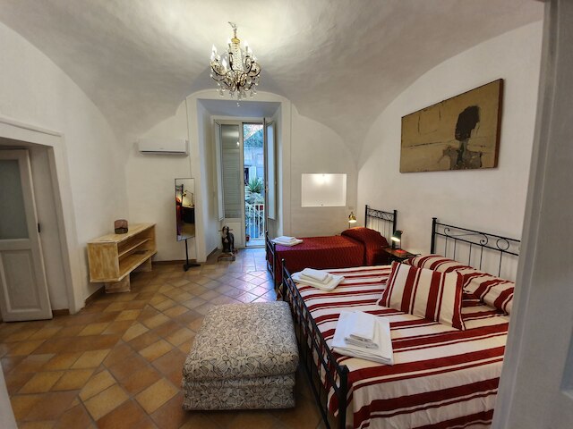 スパニッシュ パレス ルームズ、アパートメント & テラス