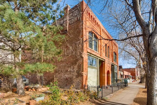 ローハイ中心部にある古い倉庫を改造したインダストリアル風フラット