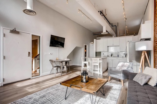 ローハイ中心部にある古い倉庫を改造したインダストリアル風フラット