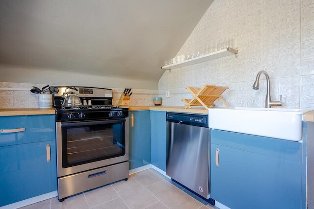 カップル向けモダンな隠れ家ロフト、専用バルコニーあり