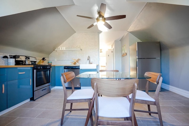 カップル向けモダンな隠れ家ロフト、専用バルコニーあり