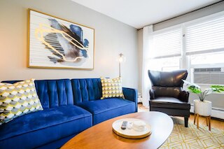 カップル向けモダンな隠れ家ロフト、専用バルコニーあり