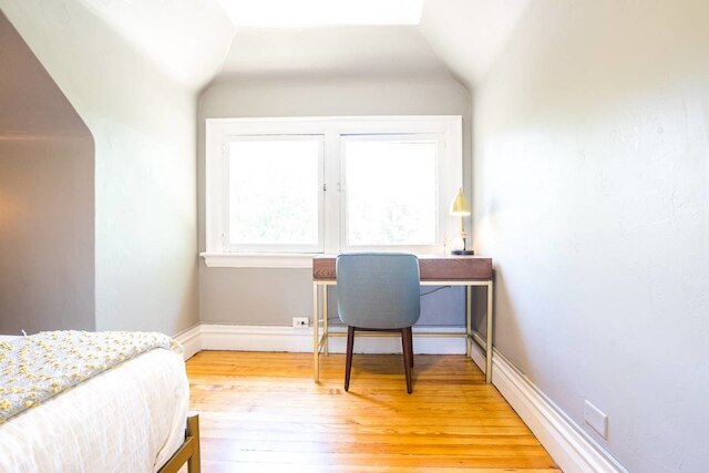 カップル向けモダンな隠れ家ロフト、専用バルコニーあり