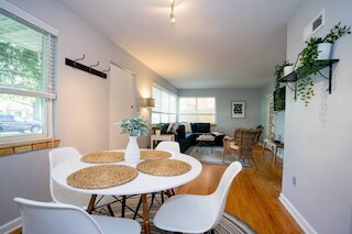 ザ デンバー デン イン メイフェア パーク、グリル付きのとても広い裏庭、7 名様までご宿泊可能