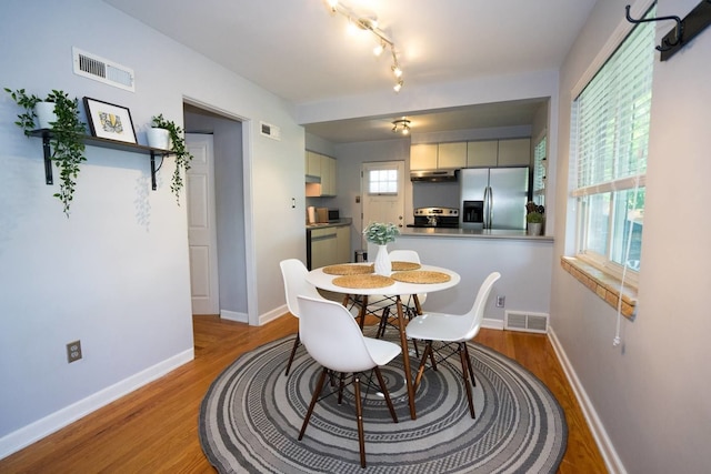 ザ デンバー デン イン メイフェア パーク、グリル付きのとても広い裏庭、7 名様までご宿泊可能