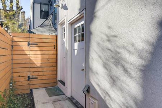 ローハイにある楽しさあふれる家、ジュリエットバルコニーあり