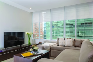 ボッティチェリ・タワー・バイ・ザ・ローカル・ウェイ