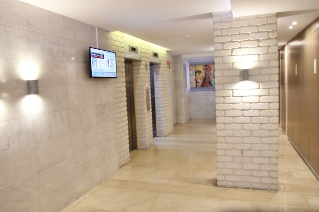 2R フル オブ チャーム アンド スタイル アット ハート オブ フロレンティーン