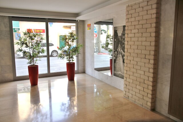 2R フル オブ チャーム アンド スタイル アット ハート オブ フロレンティーン