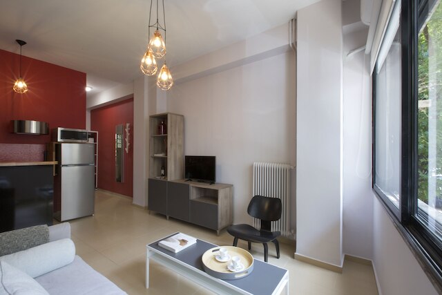 アンダー ザ シェード オブ アクロポリス