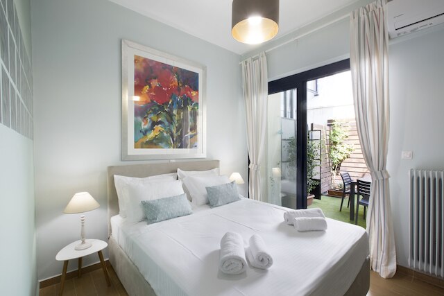 アンダー ザ シェード オブ アクロポリス