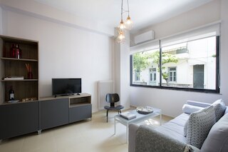 アンダー ザ シェード オブ アクロポリス