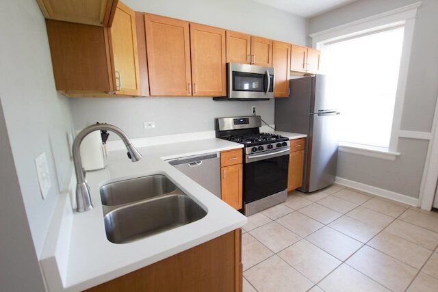 リンカーン パークにある伝統的な魅力あふれるアパート - ベッドルーム 3 室、電車駅まですぐ