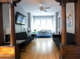 リンカーン パークにある伝統的な魅力あふれるアパート - ベッドルーム 3 室、電車駅まですぐ