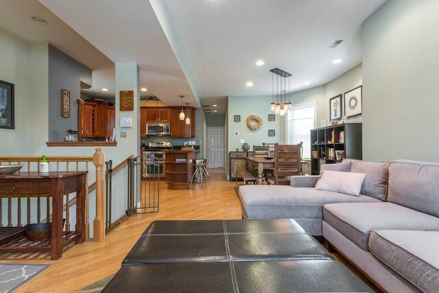 スペーシャス スプリット レベル アパートメント - グレート フォー グループス