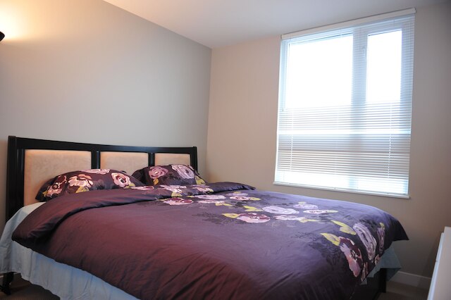 ブランニュー 1 ベッドルーム 1 デン コンド イン バンクーバー