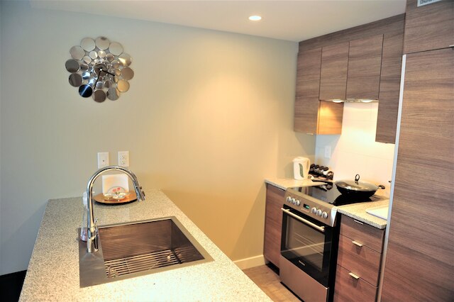 ブランニュー 1 ベッドルーム 1 デン コンド イン バンクーバー