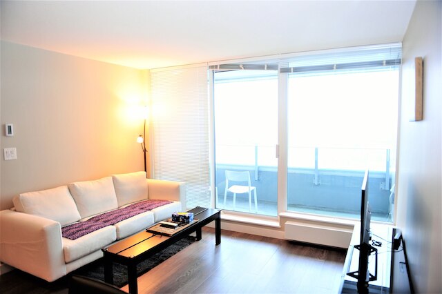 ブランニュー 1 ベッドルーム 1 デン コンド イン バンクーバー