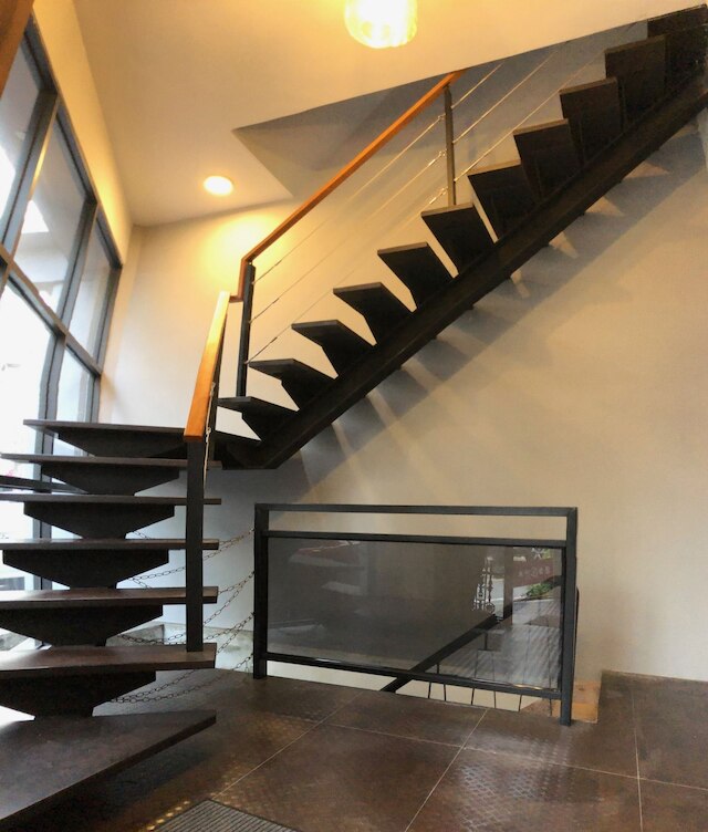 ザ アップステアズ