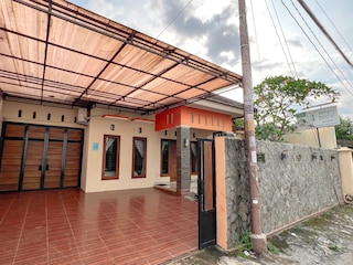 ホームステイ・サウィットサリ デカット・ハルトノ・モール そして UGM by Simply Homy