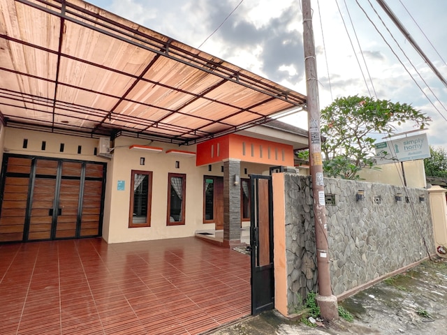 ホームステイ・サウィットサリ デカット・ハルトノ・モール そして UGM by Simply Homy