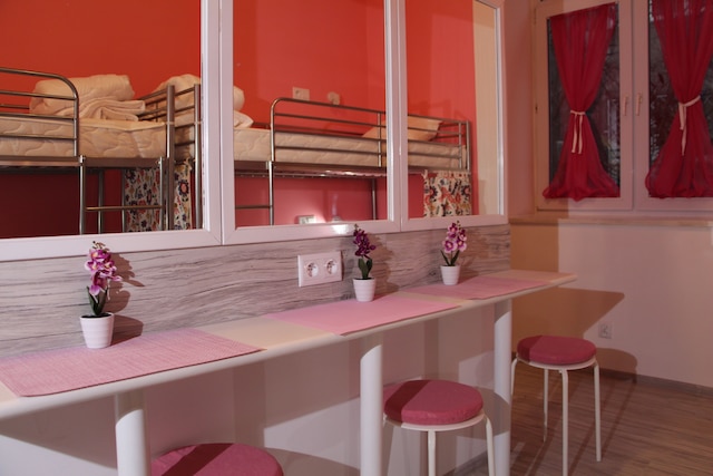 ローフ ホステル & コーヒー